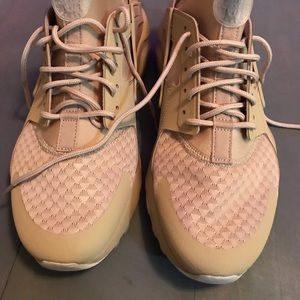 NIKE AIR HUARACHE  IN “ULTRA MUSHROOM”